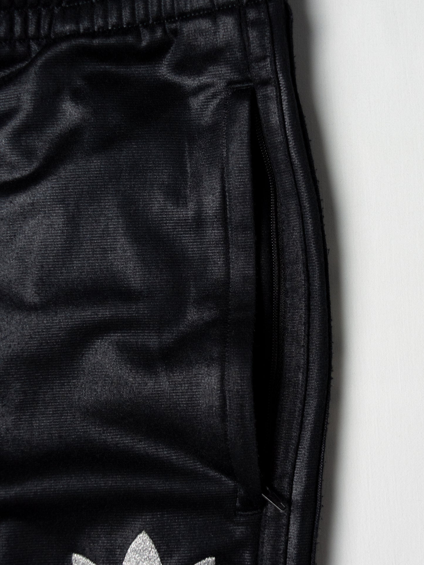 adidas Originals - 2009 - Chile 62 track pants (black/black) - size L