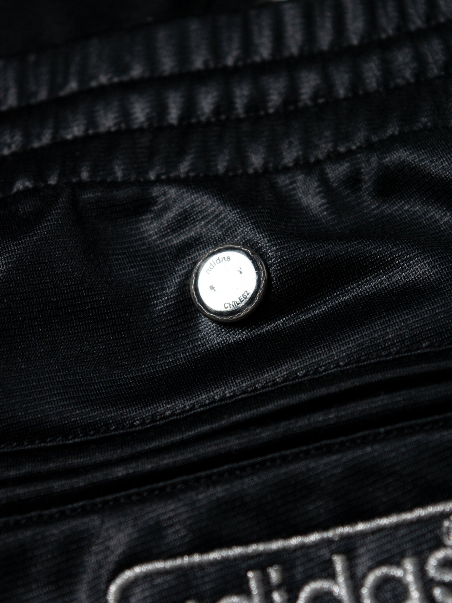 adidas Originals - 2009 - Chile 62 track pants (black/black) - size L