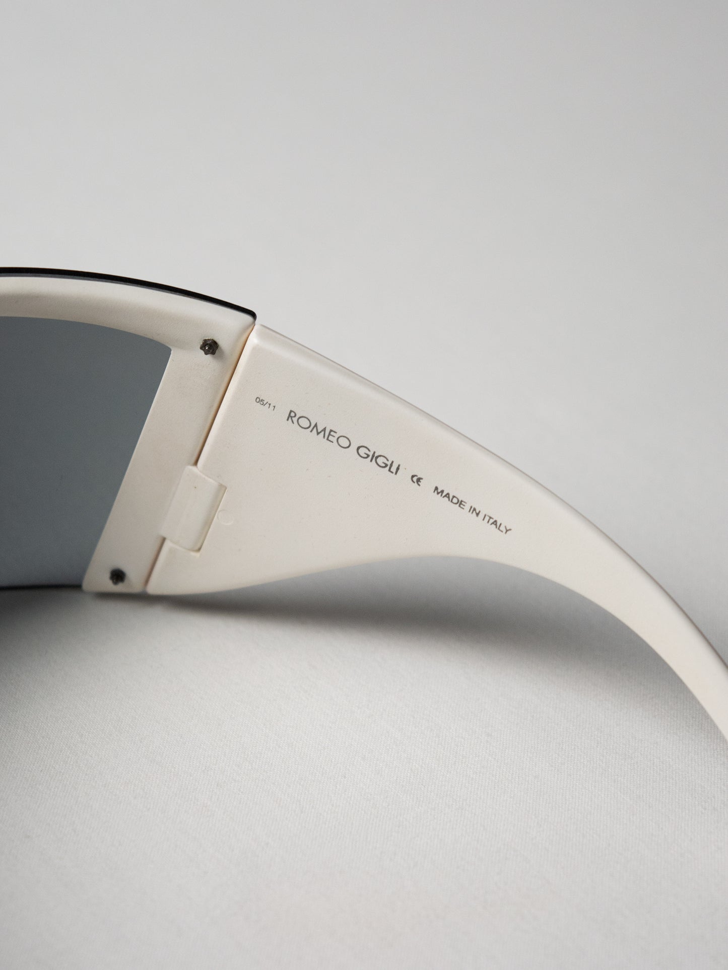 Romeo Gigli - 2006 - RG66502 shield sunglasses (white)