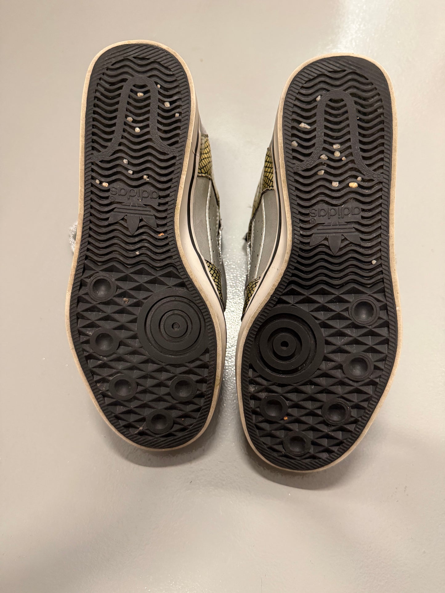 2010 adidas Originals Hardland (silver) - size 38