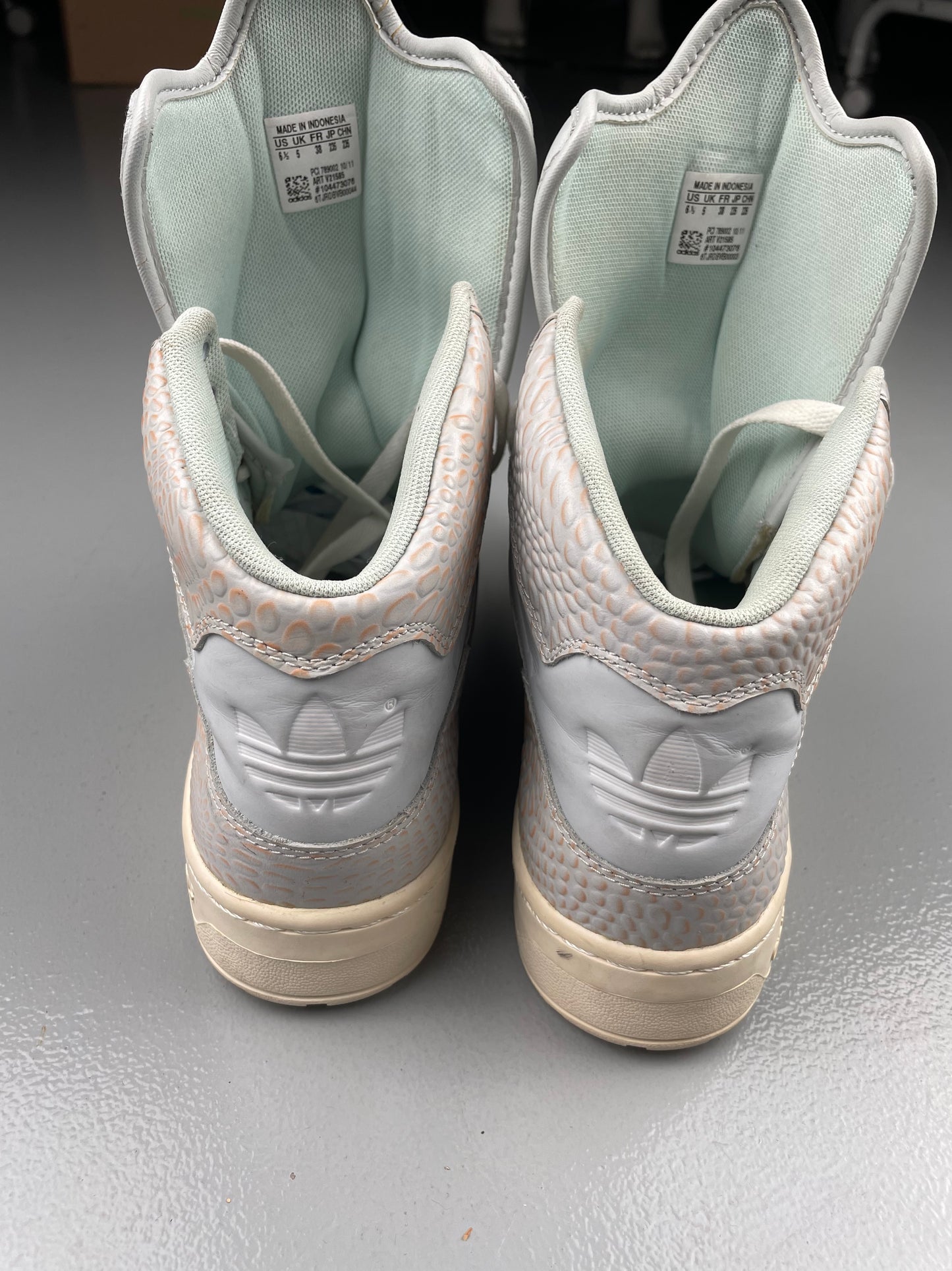 2012 adidas Originals Metro Attitude Logo - size 38