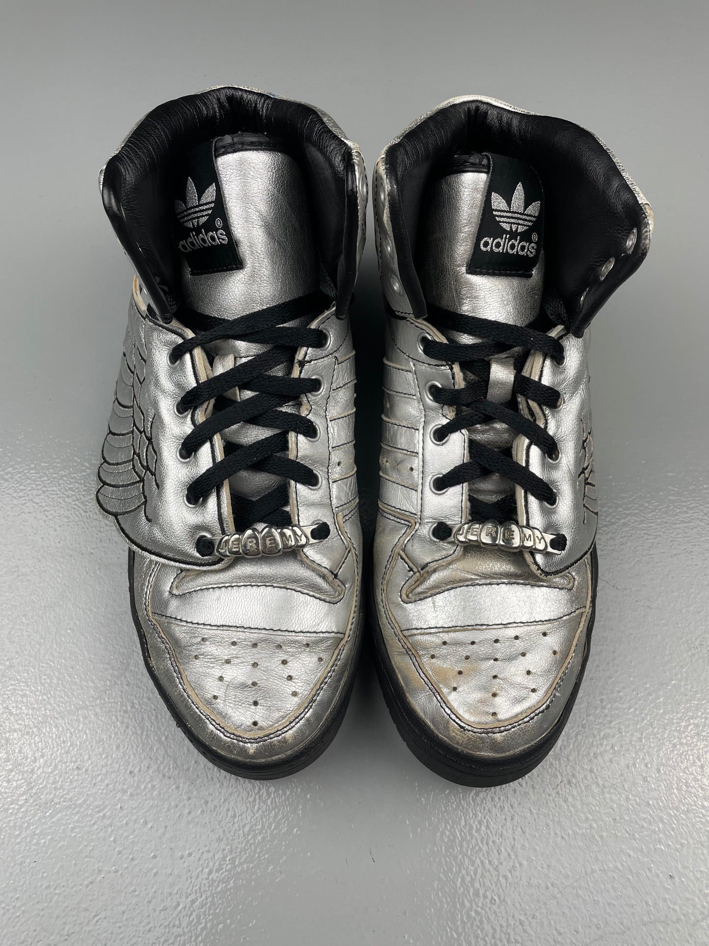 adidas X Jeremy Scott A/W 2009 JS Wings 1.0 (Metallic Silver/Black) - size 43 1/3