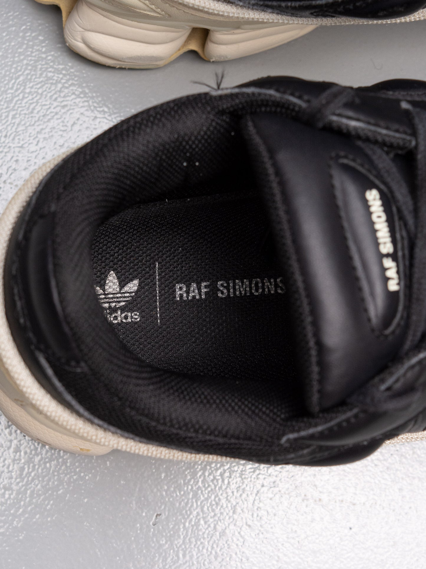 adidas X Raf Simons - A/W 2018 - RS Ozweego (white/black) - size 44