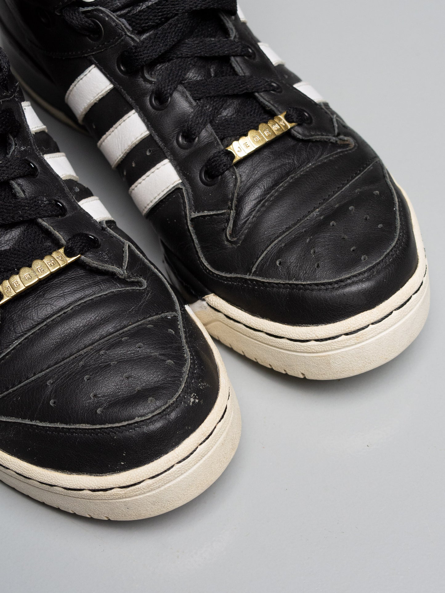 (sample) adidas Originals by Jeremy Scott S/S 2009 JS Logo (black) - size 42 2/3