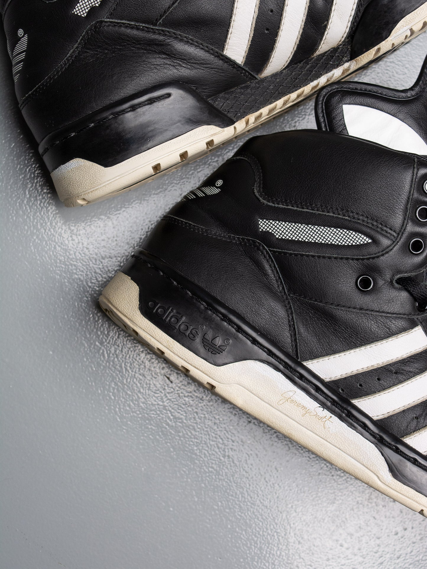 (sample) adidas Originals by Jeremy Scott S/S 2009 JS Logo (black) - size 42 2/3