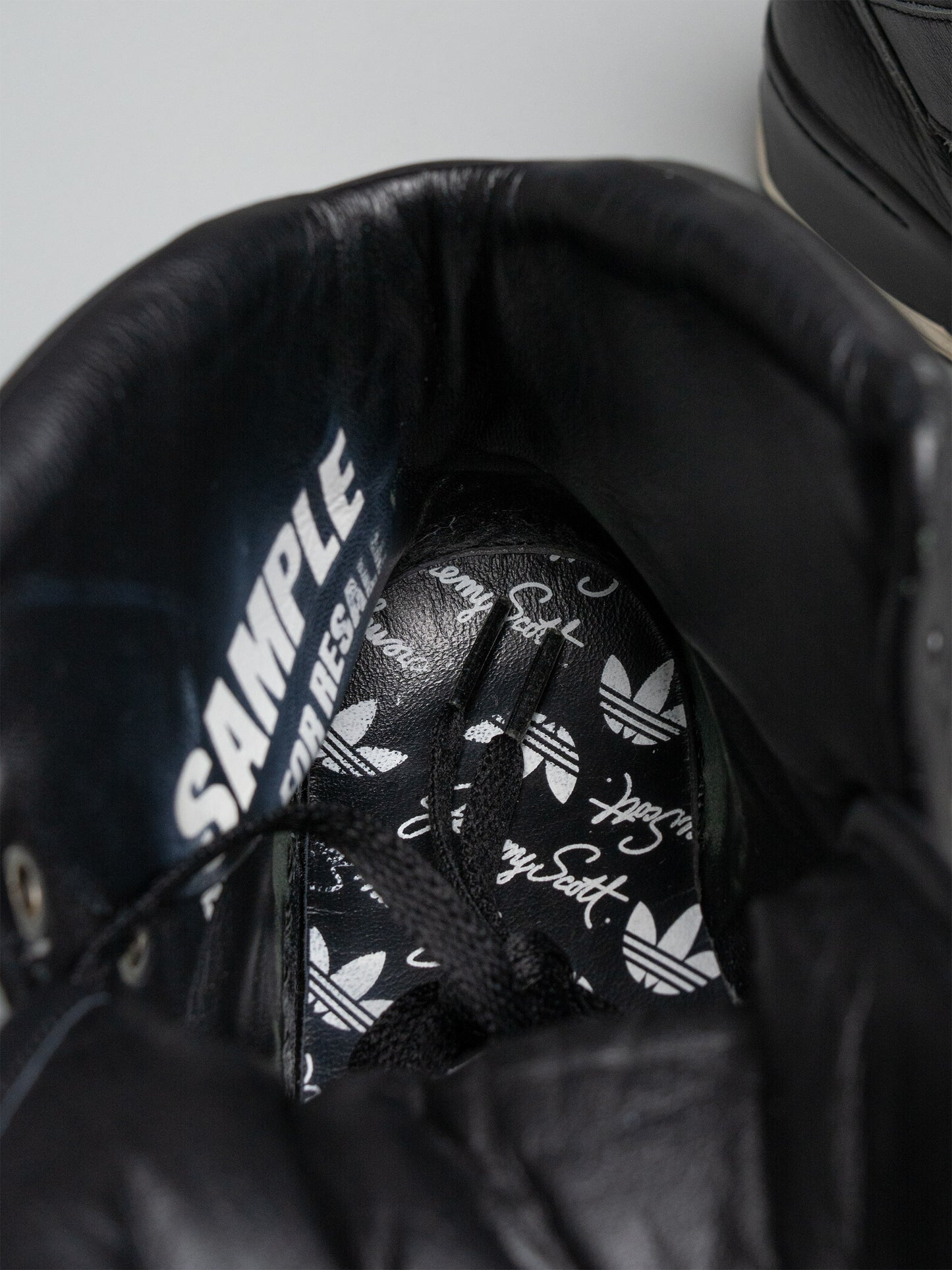 (sample) adidas Originals by Jeremy Scott S/S 2009 JS Logo (black) - size 42 2/3