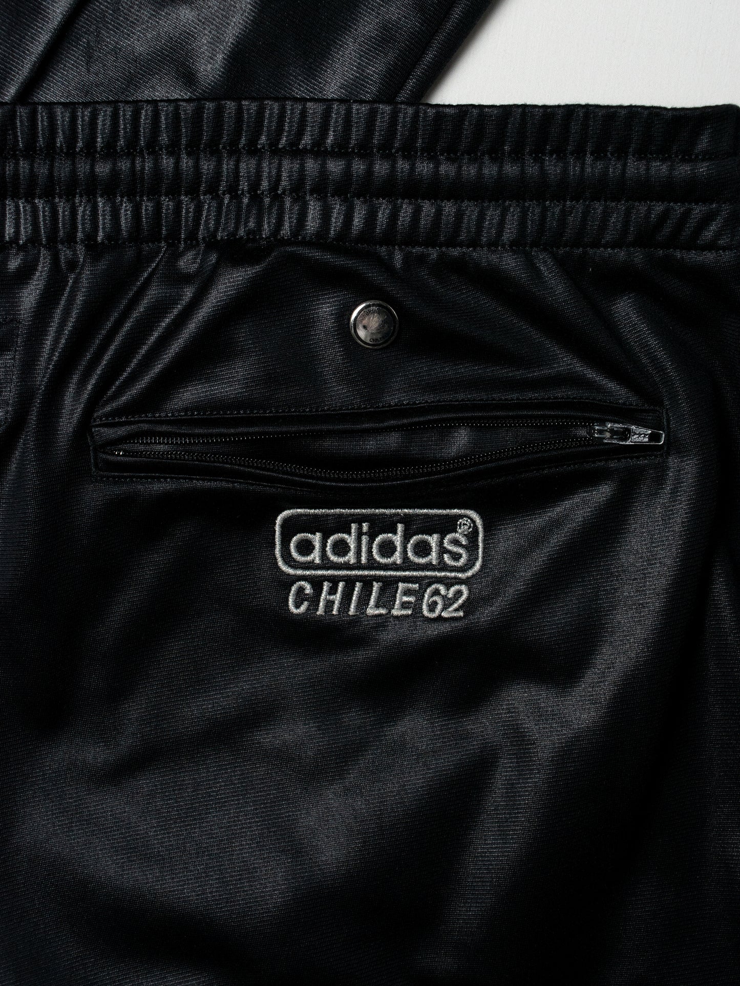 adidas Originals - 2009 - Chile 62 track pants (black/black) - size L