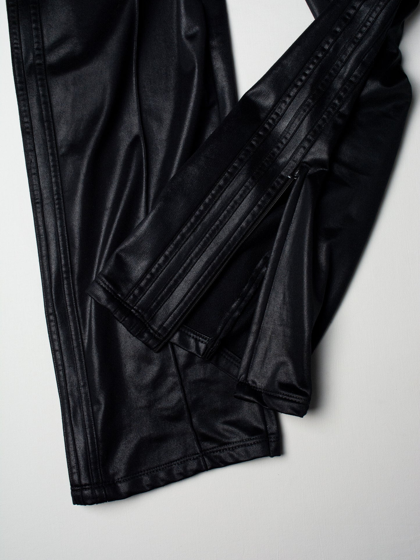 adidas Originals - 2009 - Chile 62 track pants (black/black) - size L