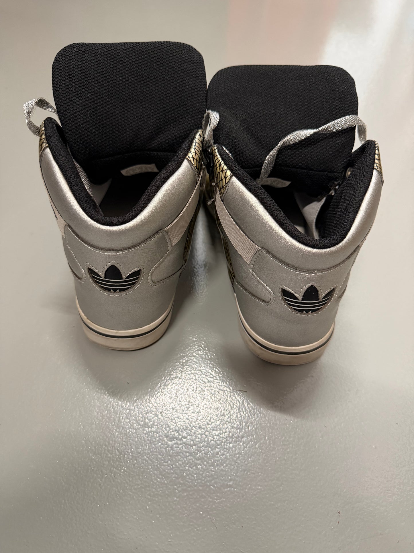 2010 adidas Originals Hardland (silver) - size 38