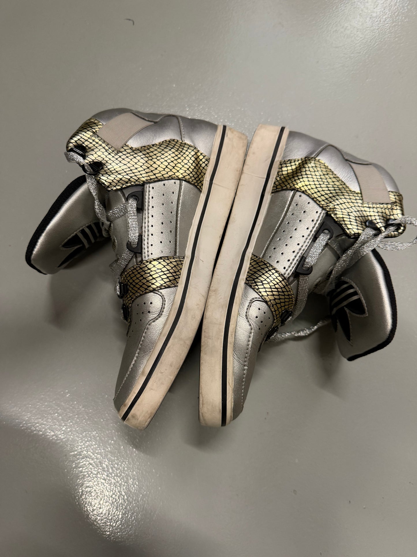 2010 adidas Originals Hardland (silver) - size 38