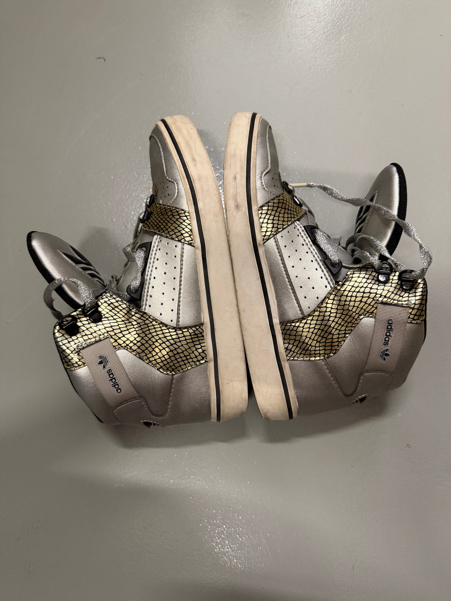 2010 adidas Originals Hardland (silver) - size 38