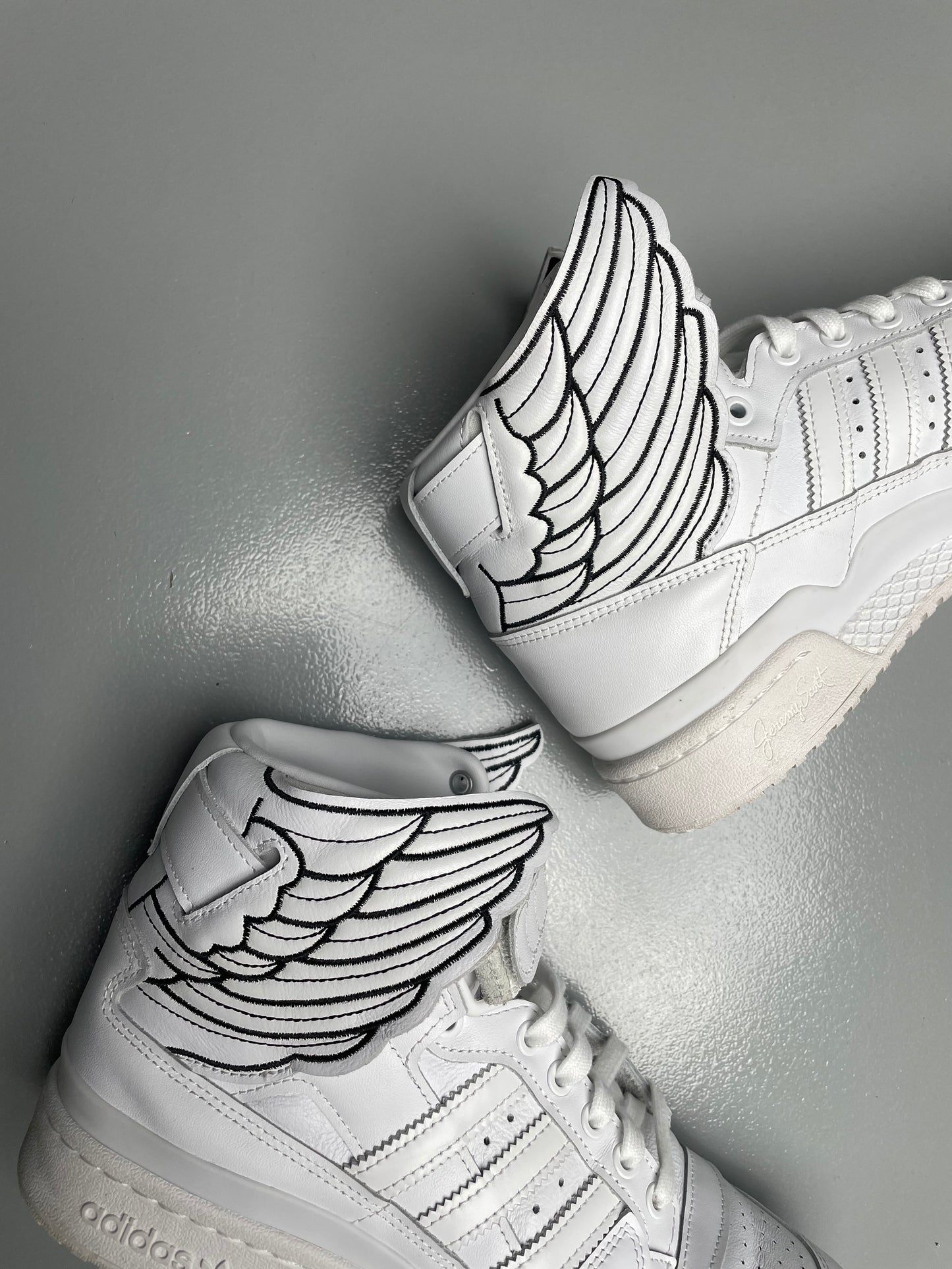 adidas Originals by Jeremy Scott 2022 JS Wings 4.0 (white) - size 42 2/3