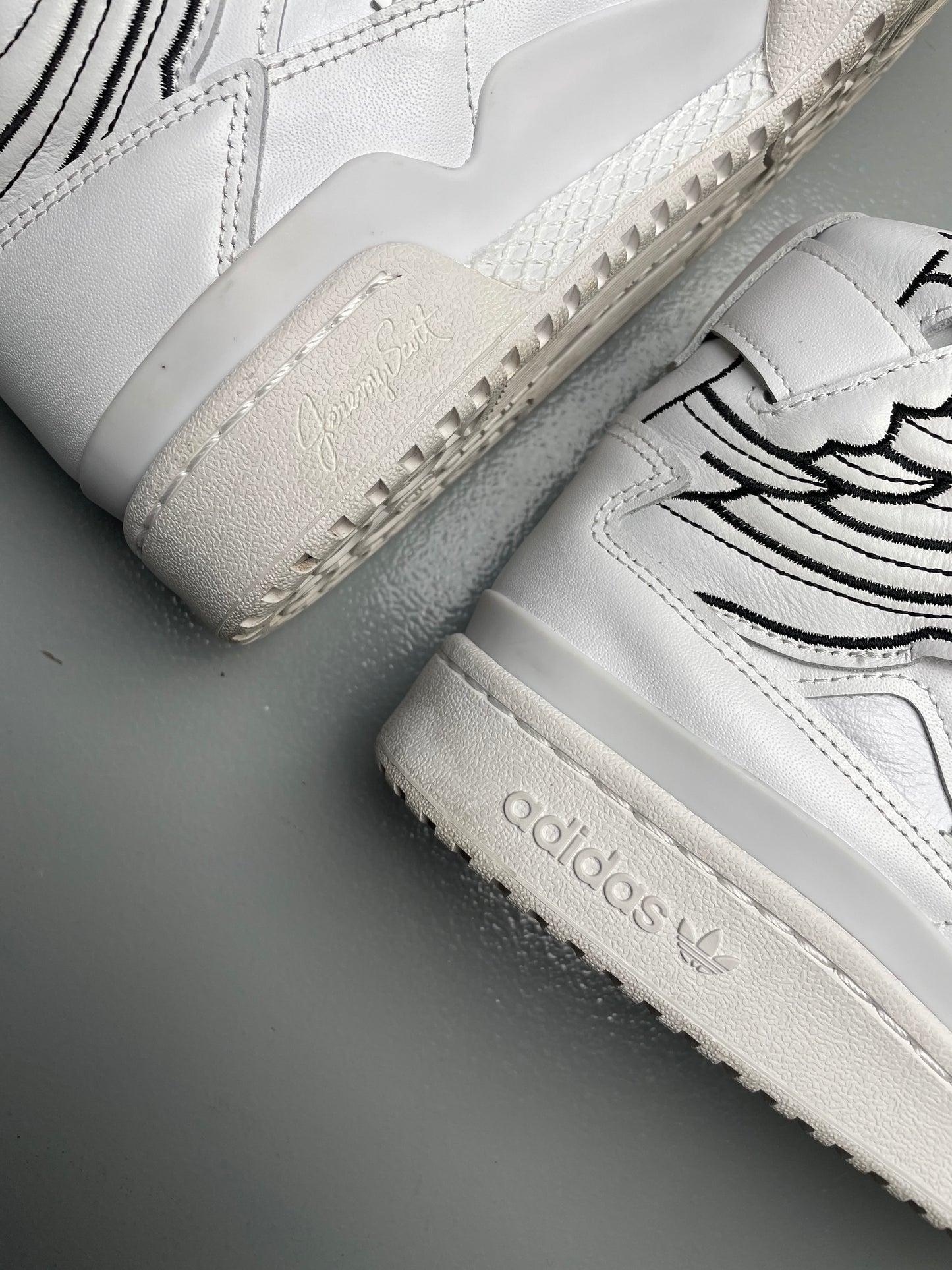 adidas Originals by Jeremy Scott 2022 JS Wings 4.0 (white) - size 42 2/3