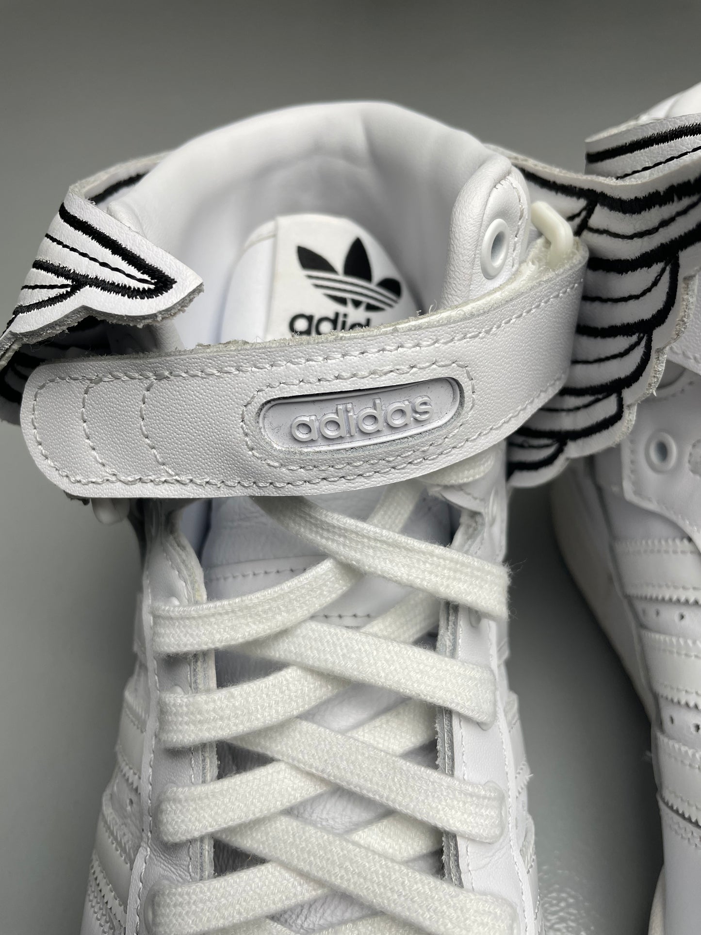 adidas Originals by Jeremy Scott 2022 JS Wings 4.0 (white) - size 42 2/3