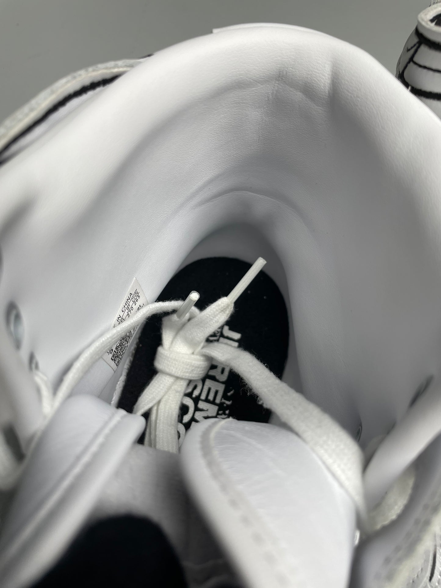 adidas Originals by Jeremy Scott 2022 JS Wings 4.0 (white) - size 42 2/3