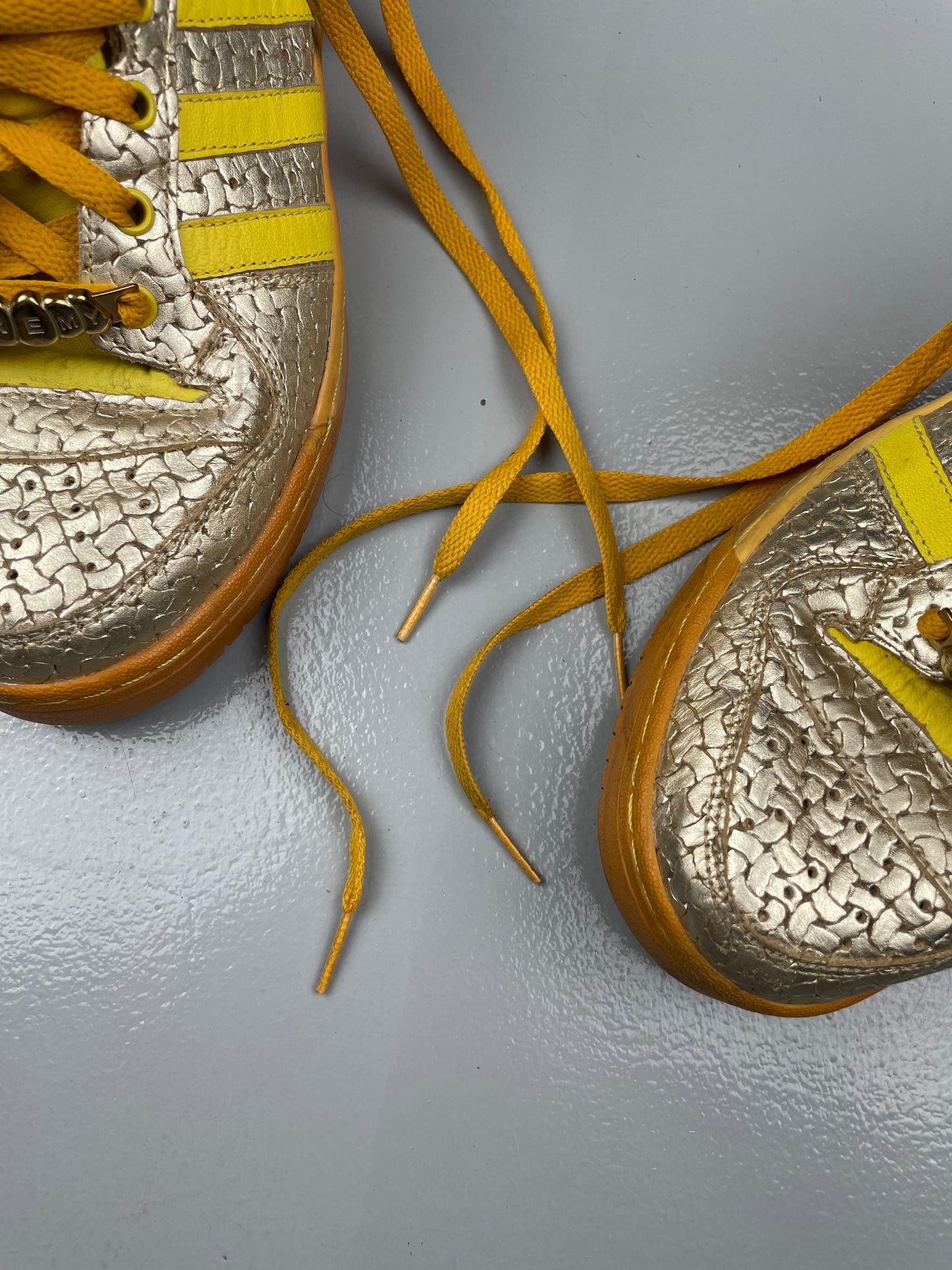 adidas X Jeremy Scott S/S 2010 JS Logo (Metallic Silver/Yellow) - size 42