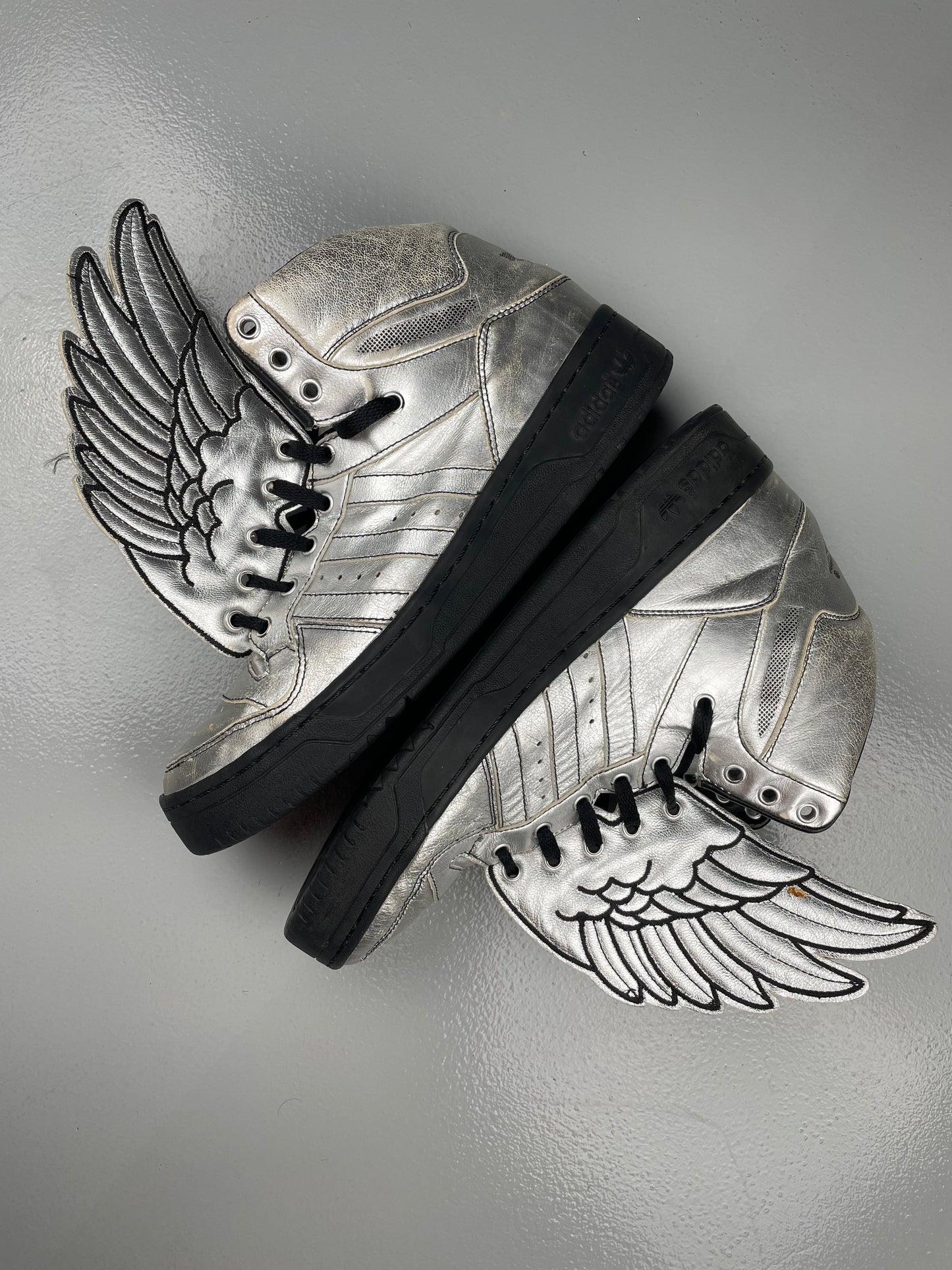 adidas X Jeremy Scott A/W 2009 JS Wings 1.0 (Metallic Silver/Black) - size 43 1/3