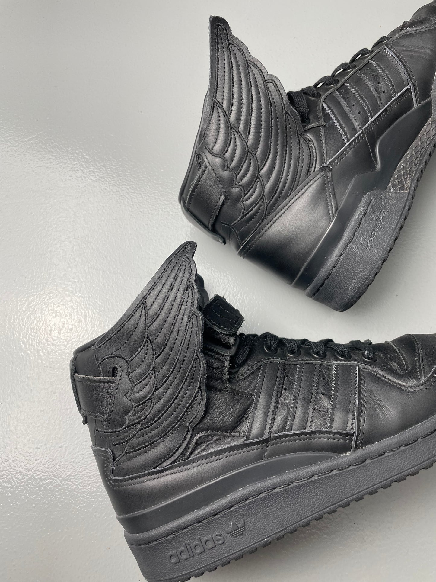 adidas Originals by Jeremy Scott 2022 JS Wings 4.0 (black) - size 42 2/3