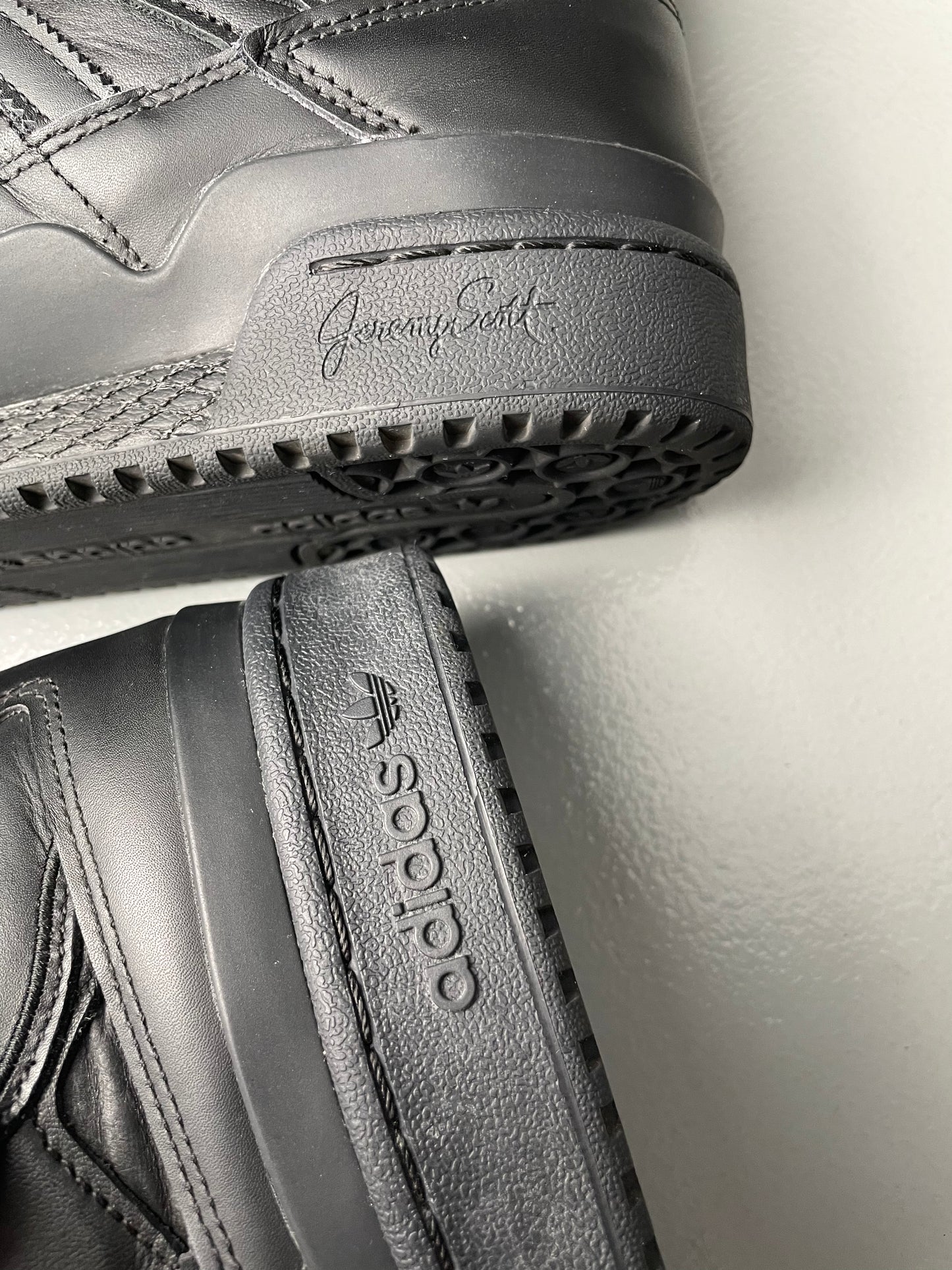 adidas Originals by Jeremy Scott 2022 JS Wings 4.0 (black) - size 42 2/3