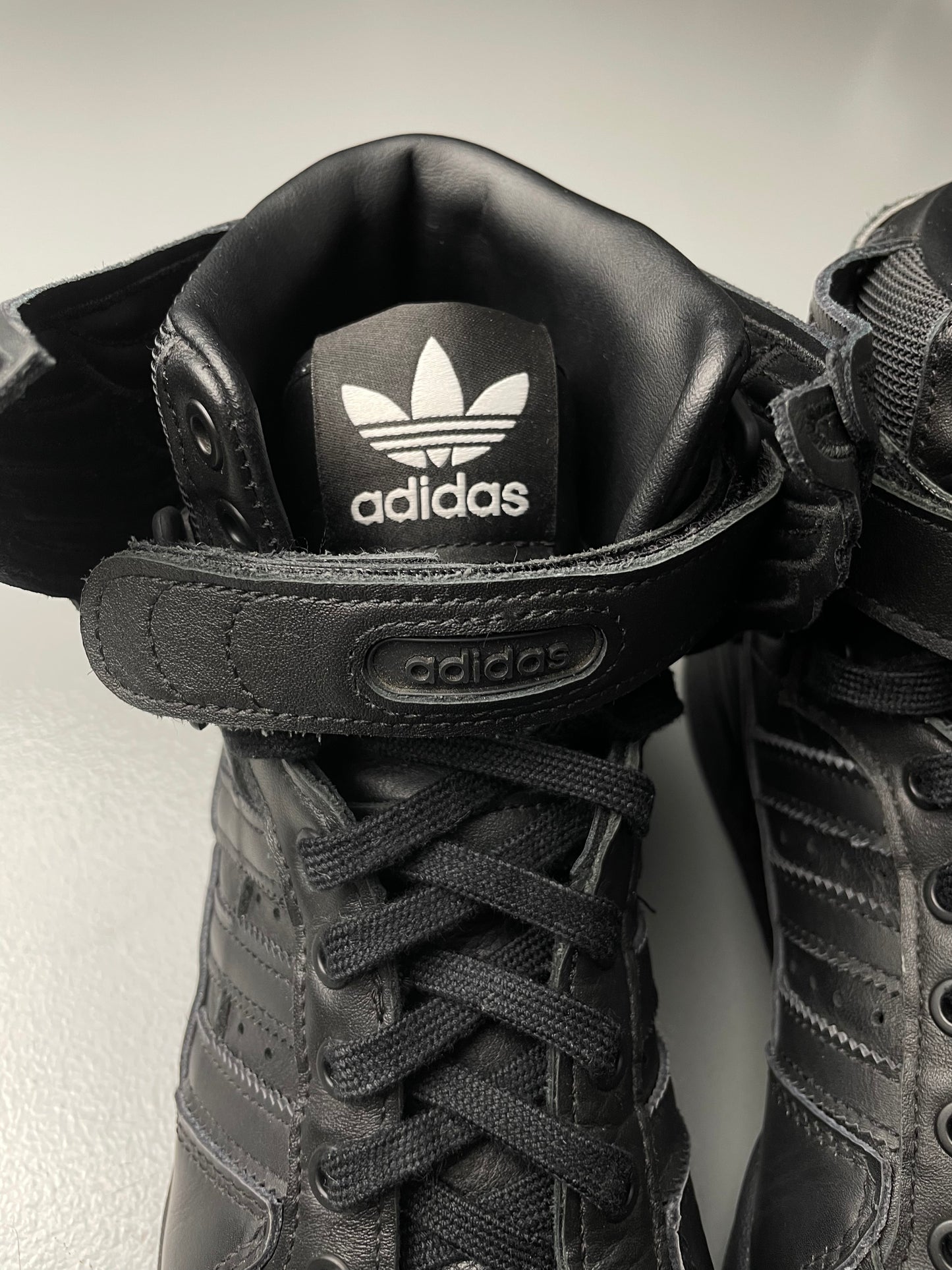 adidas Originals by Jeremy Scott 2022 JS Wings 4.0 (black) - size 42 2/3