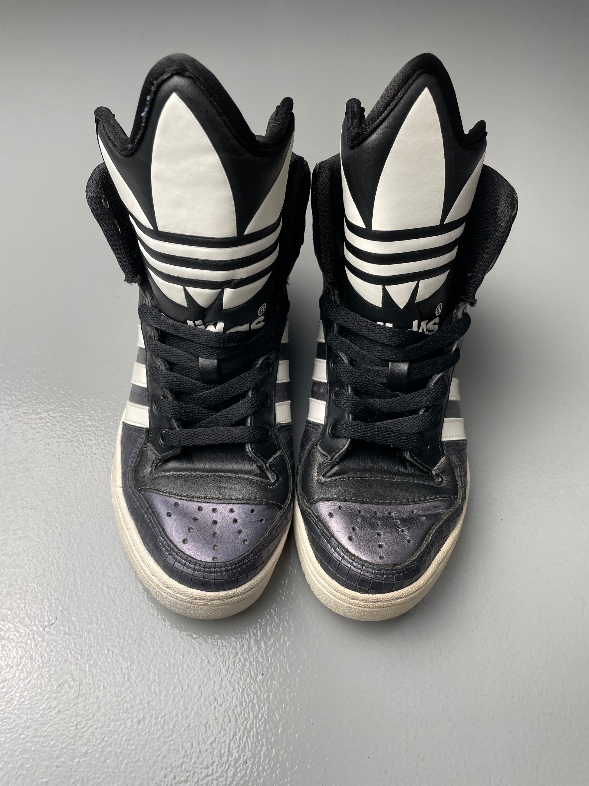 G44401 2011 adidas Originals Metro Attitude Logo