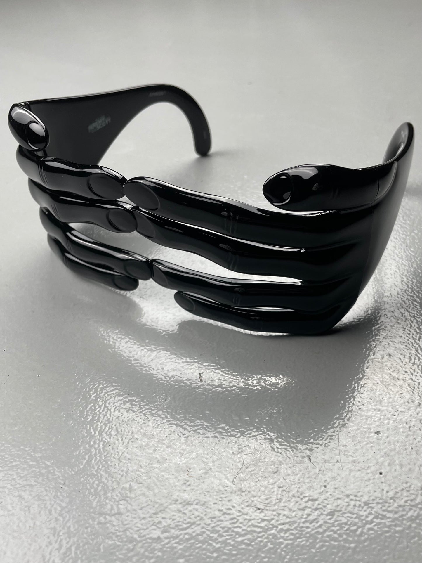 Linda Farrow X Jeremy Scott hands sunglasses (black)