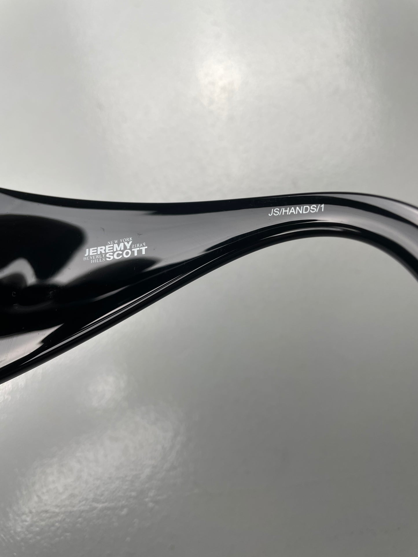 Linda Farrow X Jeremy Scott hands sunglasses (black)