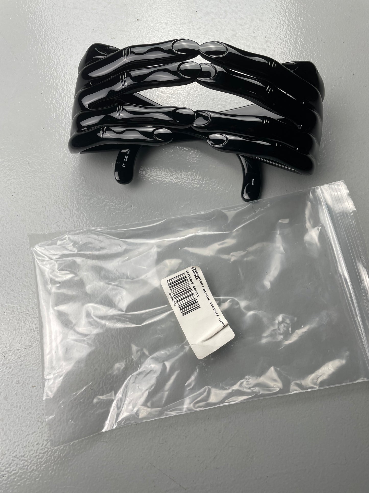 Linda Farrow X Jeremy Scott hands sunglasses (black)