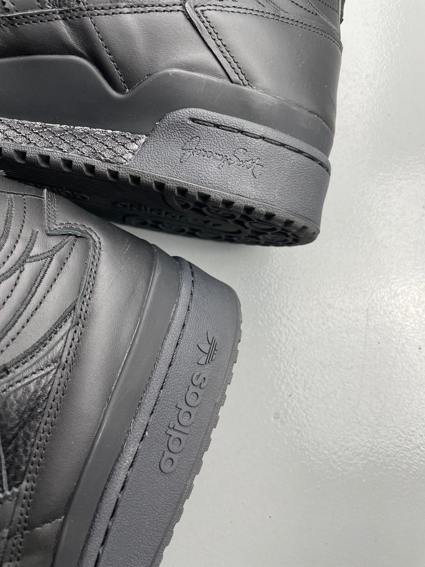 adidas Originals by Jeremy Scott 2022 JS Wings 4.0 (black) - size 48 2/3