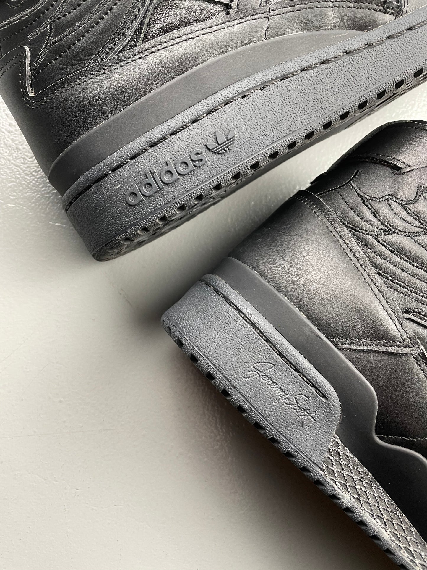 adidas Originals by Jeremy Scott 2022 JS Wings 4.0 (black) - size 46 2/3