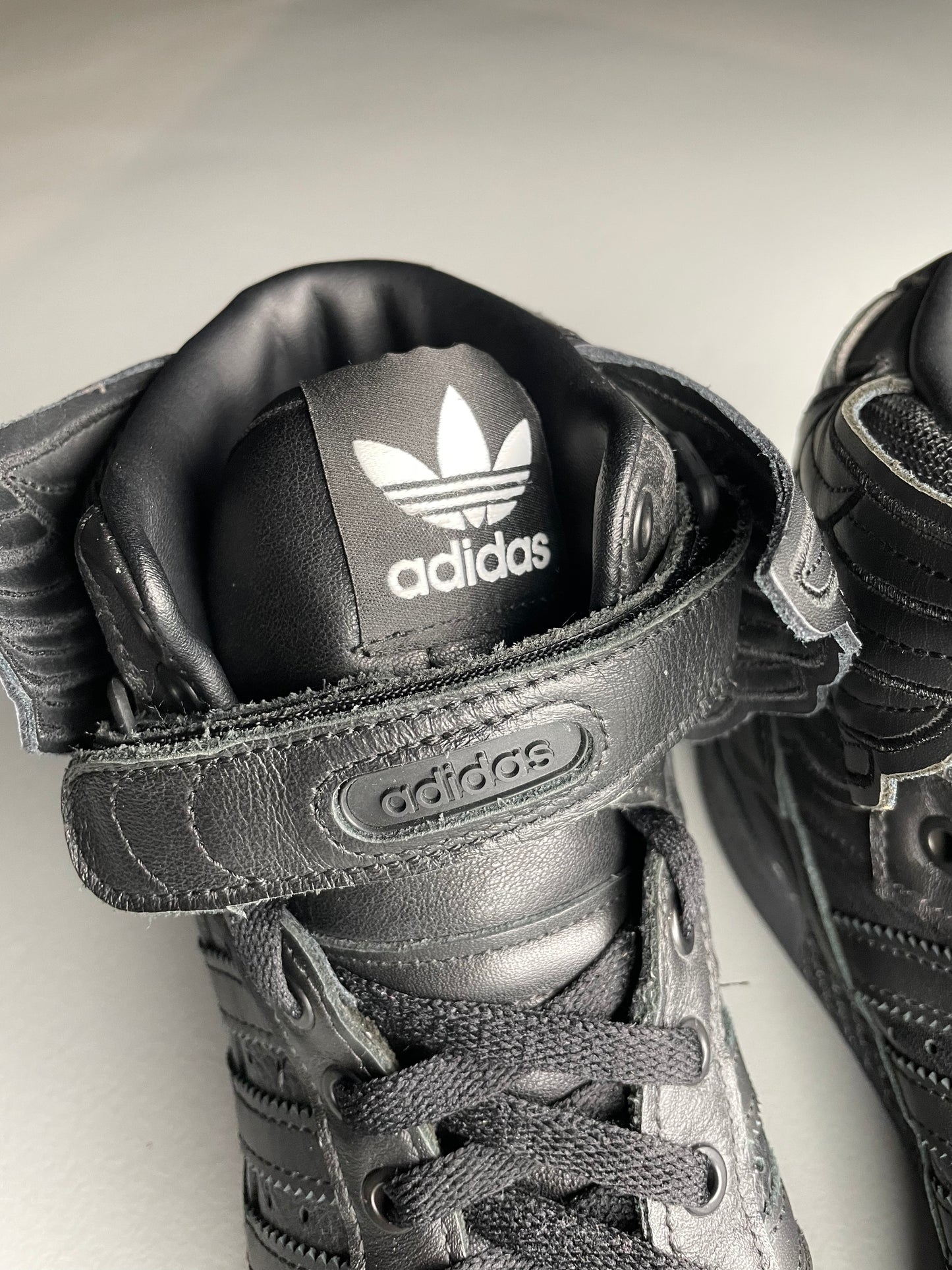 adidas Originals by Jeremy Scott 2022 JS Wings 4.0 (black) - size 42 2/3