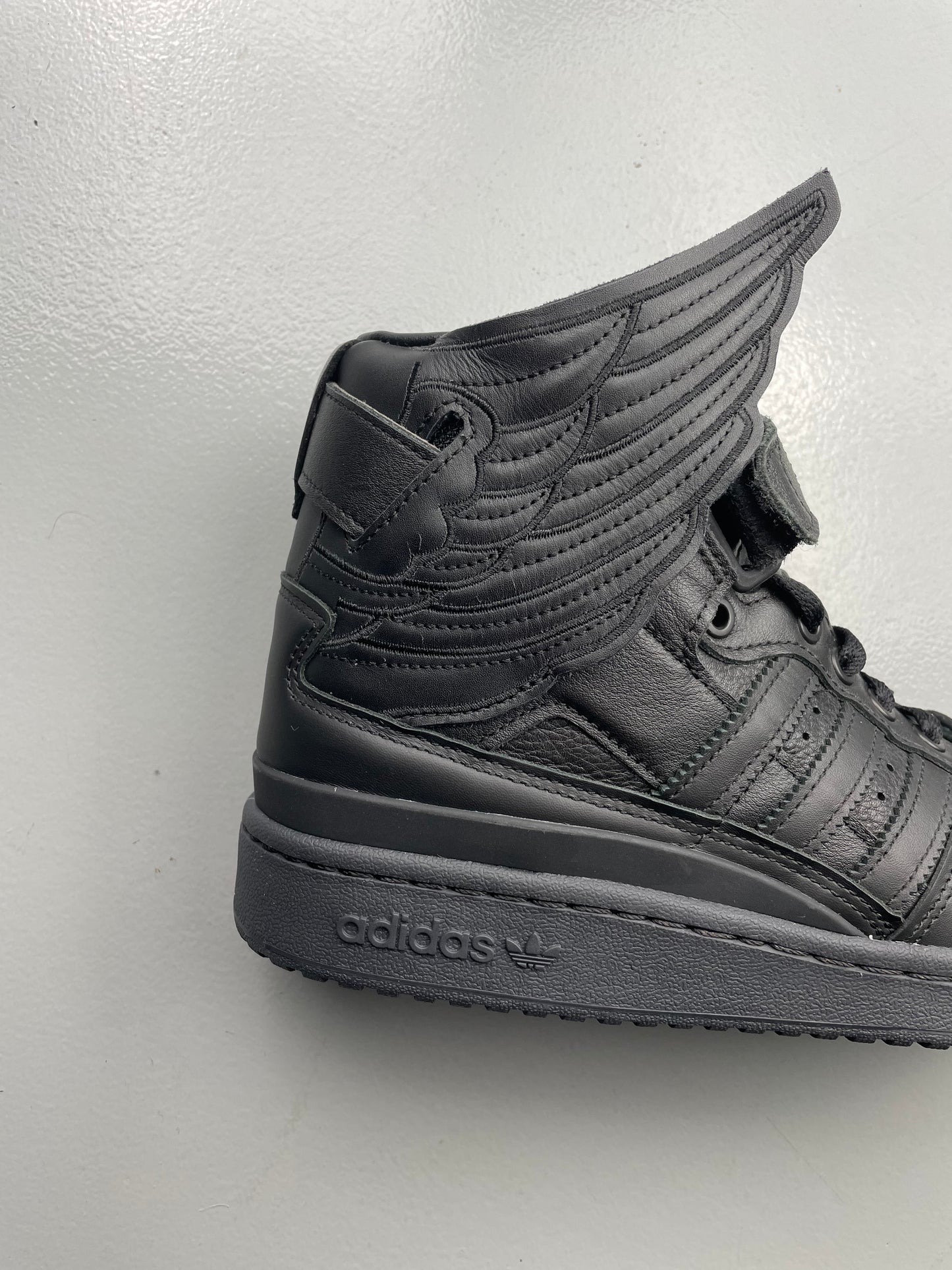 adidas Originals by Jeremy Scott 2022 JS Wings 4.0 (black) - size 42 2/3
