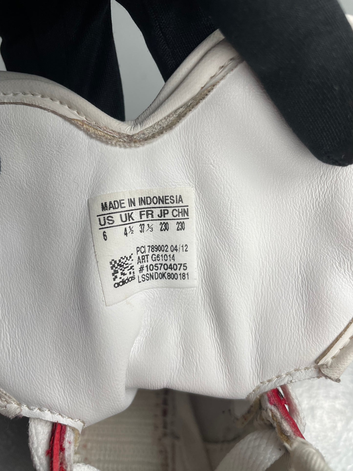 2012 adidas Originals Metro Attitude Logo Heart (red) - size 37 1/3