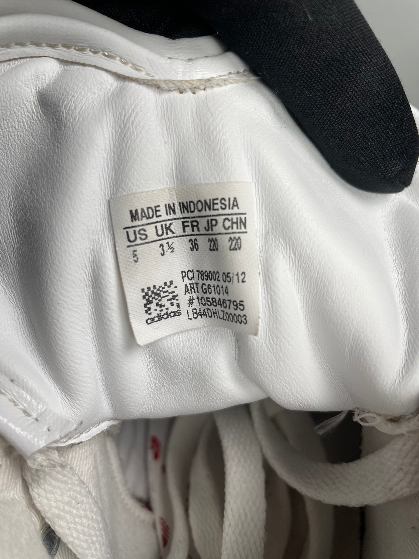 2012 adidas Originals Metro Attitude Logo Heart (red) - size 36