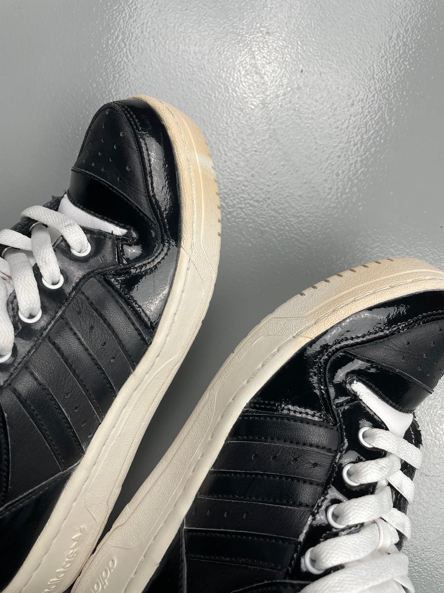 2012 adidas Originals Metro Attitude Logo Heart (black) - size 41 1/3