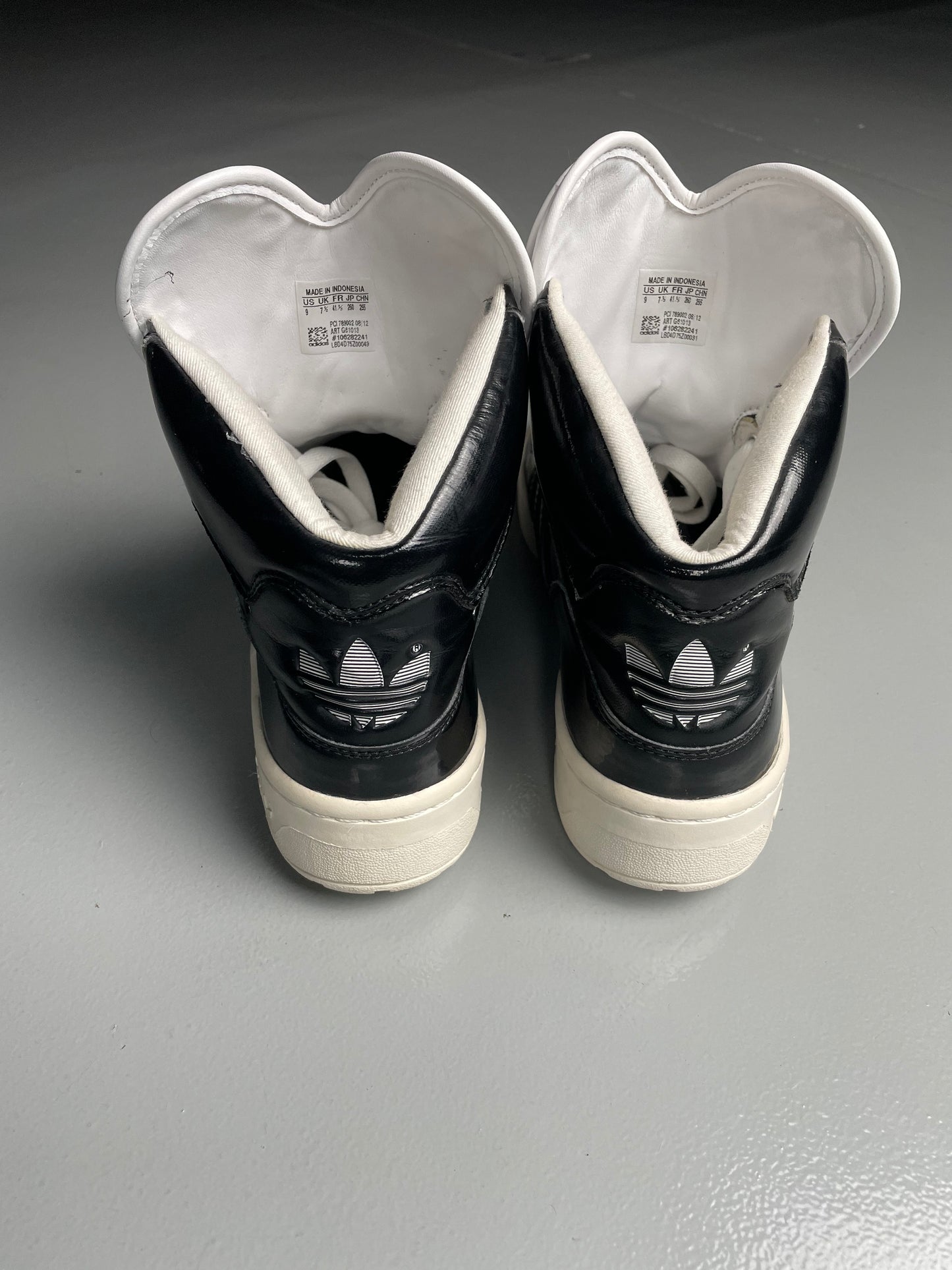 2012 adidas Originals Metro Attitude Logo Heart (black) - size 41 1/3